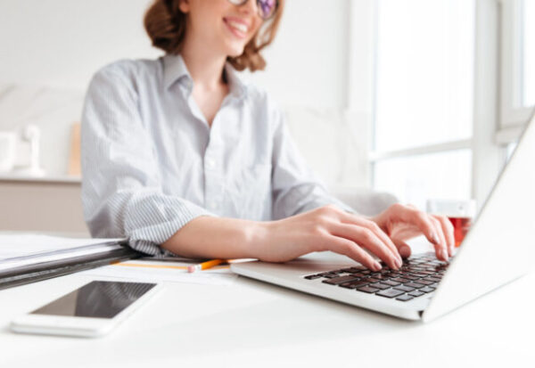 brunette-woman-typing-email-on-laptop-computer-while-sitting-at-home-selective-focus-on-hand-650x433 brunette-woman-typing-email-on-laptop-computer-while-sitting-at-home-selective-focus-on-hand-650x433