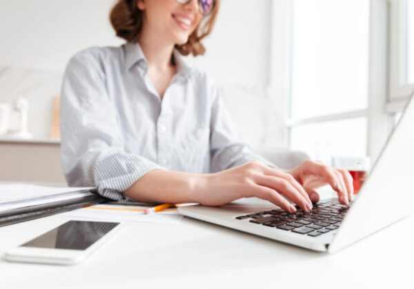 brunette-woman-typing-email-on-laptop-computer-while-sitting-at-home-selective-focus-on-hand-650x433 brunette-woman-typing-email-on-laptop-computer-while-sitting-at-home-selective-focus-on-hand-650x433